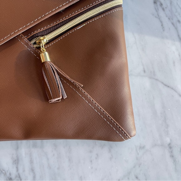 Classy Medium Clutch with Removable Shoulder Strap - Perfect for Any Occasion - Picture 5 of 14